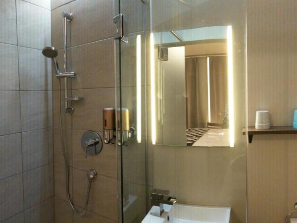 Hotel Le Deville : photo 1 de la chambre chambre simple avec salle de bains privative