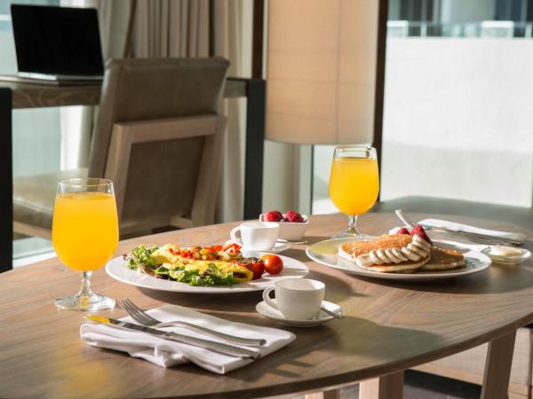 Nobu Hotel Miami Beach : photo 8 de la chambre chambre deluxe avec 2 lits queen-size - vue sur hôtel