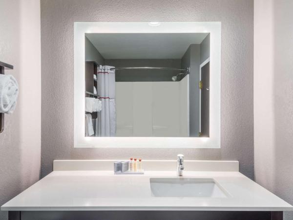 Hawthorn Extended Stay by Wyndham Columbus West : photo 8 de la chambre suite lit king-size avec douche accessible en fauteuil roulant - non-fumeurs