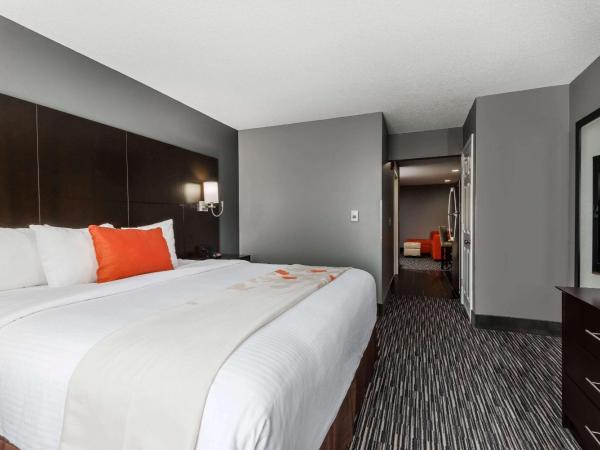 Hawthorn Extended Stay by Wyndham Columbus West : photo 9 de la chambre suite lit king-size avec douche accessible en fauteuil roulant - non-fumeurs