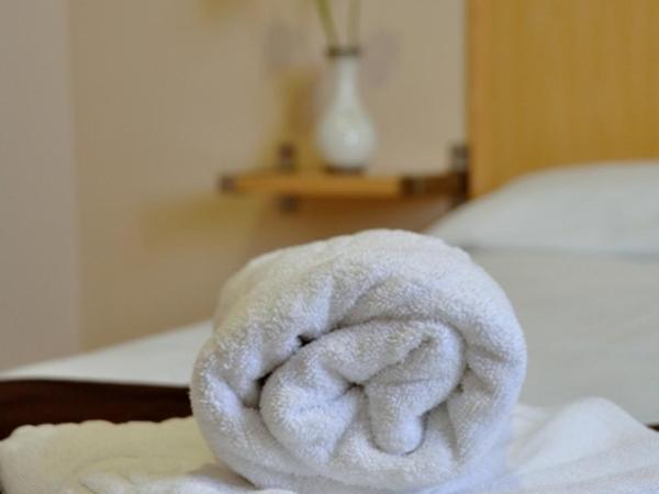 Hostal Falfes : photo 5 de la chambre chambre double ou lits jumeaux avec salle de bains commune