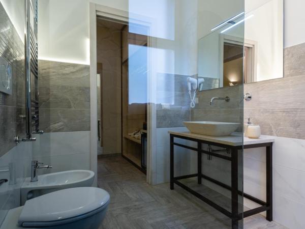 Villa Domus Salento Suites & Rooms con parcheggio privato in loco : photo 9 de la chambre suite lit queen-size avec baignoire spa