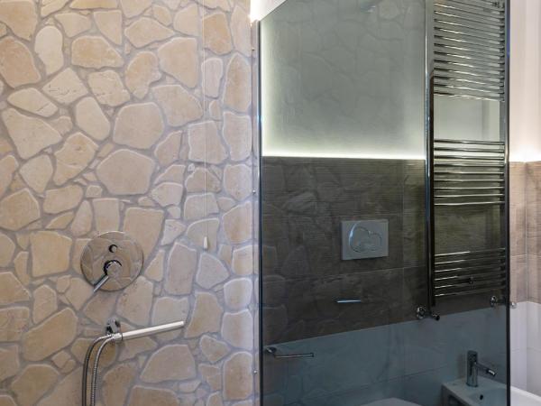 Villa Domus Salento Suites & Rooms con parcheggio privato in loco : photo 8 de la chambre suite lit queen-size avec baignoire spa