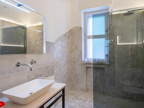 Villa Domus Salento Suites & Rooms con parcheggio privato in loco : photo 7 de la chambre suite lit queen-size avec baignoire spa