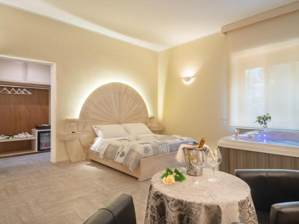 Villa Domus Salento Suites & Rooms con parcheggio privato in loco : photo 3 de la chambre suite lit queen-size avec baignoire spa