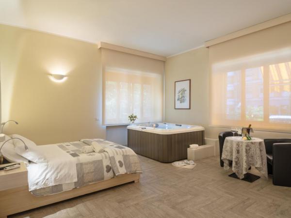Villa Domus Salento Suites & Rooms con parcheggio privato in loco : photo 4 de la chambre suite lit queen-size avec baignoire spa