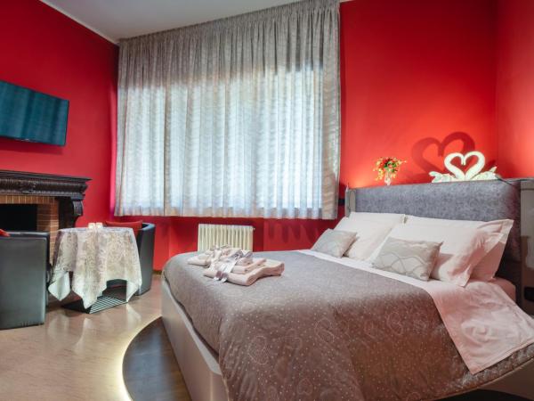 Villa Domus Salento Suites & Rooms con parcheggio privato in loco : photo 2 de la chambre chambre lit king-size avec baignoire spa