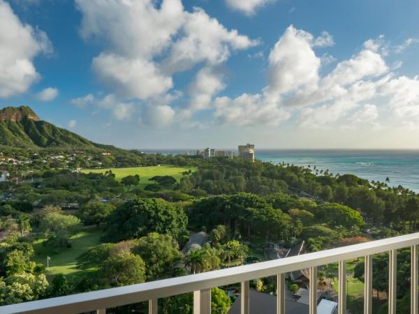 Queen Kapiolani Hotel : photo 5 de la chambre hébergement lit king-size avec balcon - vue sur océan 