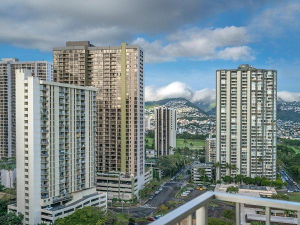 Queen Kapiolani Hotel : photo 3 de la chambre hébergement lit king-size avec balcon - vue sur ville