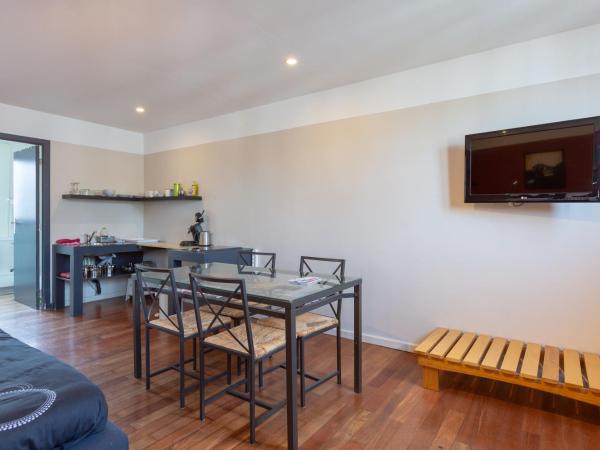 Because the Night city lodge : photo 3 de la chambre chambre double avec salle de bains privative