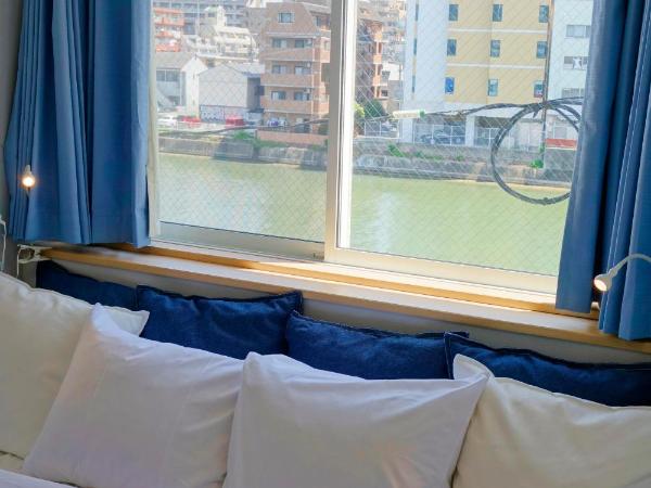 Fukuoka Tabiji Hostel & Guesthouse : photo 7 de la chambre chambre lit queen-size avec salle de bains commune 