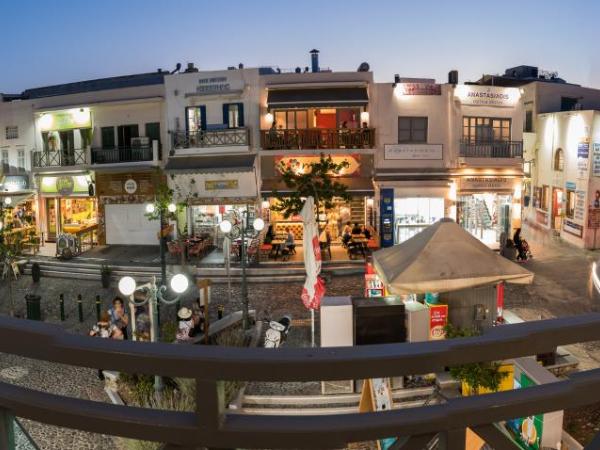 Santorini Main Square : photo 6 de la chambre chambre double ou lits jumeaux deluxe - vue sur ville