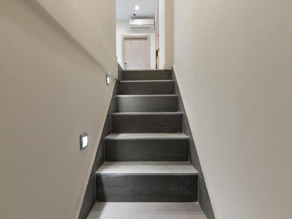 Santorini Main Square : photo 9 de la chambre chambre double ou lits jumeaux deluxe - vue sur ville