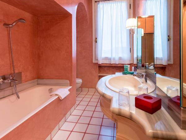 Hotel Nani Mocenigo Palace : photo 6 de la chambre chambre familiale avec salle de bains privative