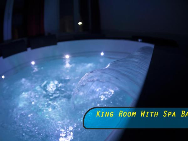 4Roomz : photo 8 de la chambre king room with spa bath - split level