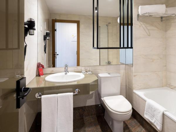 Rafaelhoteles Atocha : photo 3 de la chambre chambre double ou lits jumeaux avec lit d'appoint