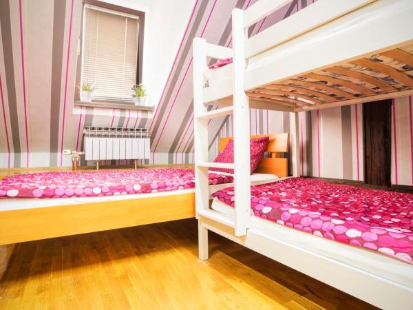 Hostel Centar : photo 1 de la chambre chambre triple avec salle de bains commune