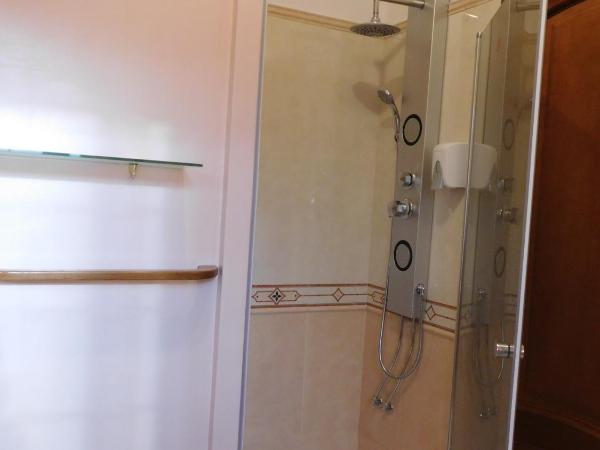 S'incantu : photo 5 de la chambre chambre triple avec salle de bains privative