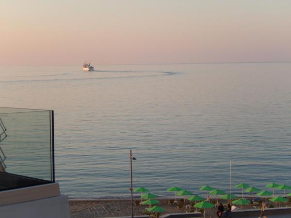 Aloe Apartments : photo 2 de la chambre studio - vue latérale sur mer