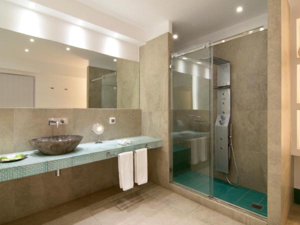 Santorini Secret Suites & Spa, Small Luxury Hotels of the World : photo 2 de la chambre suite premium avec bain à remous privé - vue sur caldeira