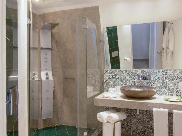 Santorini Secret Suites & Spa, Small Luxury Hotels of the World : photo 5 de la chambre suite premium avec bain à remous privé - vue sur caldeira