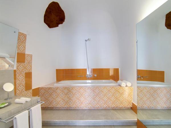 Santorini Secret Suites & Spa, Small Luxury Hotels of the World : photo 2 de la chambre suite absolue avec bain à remous privé - vue sur caldeira