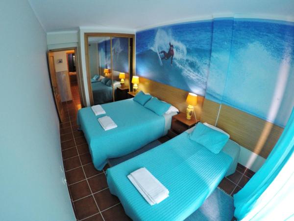 Supertubos Beach Hostel : photo 3 de la chambre chambre triple avec toilettes communes