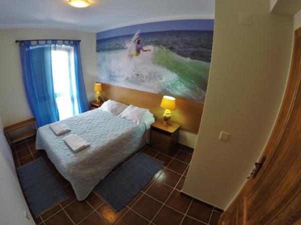 Supertubos Beach Hostel : photo 9 de la chambre chambre double avec balcon - vue sur mer