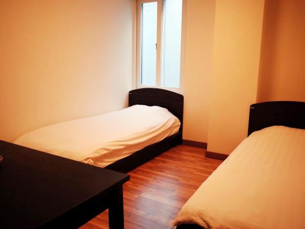 YaKorea Hostel Gangnam : photo 5 de la chambre chambre lits jumeaux avec salle de bains commune