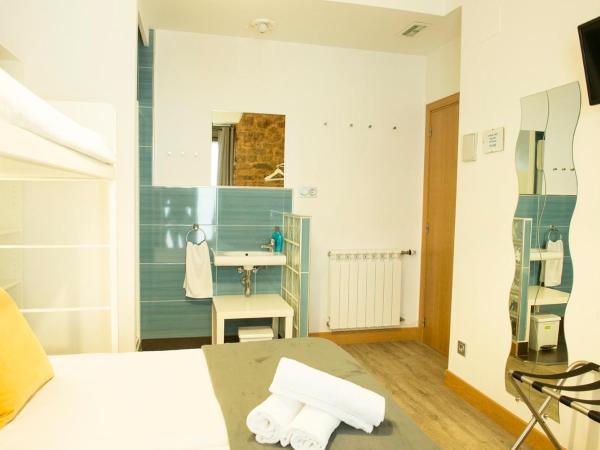 Pensión Aia : photo 1 de la chambre chambre triple avec salle de bains commune