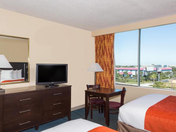 Ramada by Wyndham Kissimmee Gateway - Free Theme Park Shuttle : photo 4 de la chambre chambre tour deluxe 2 lits queen-size