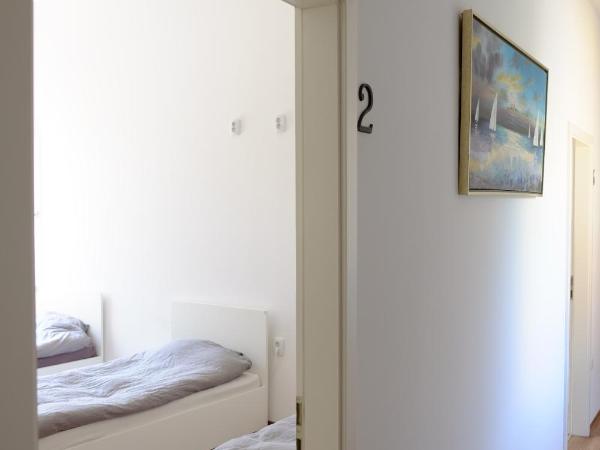 Love Croatia Hostel-Mir Guesthouse Zagreb : photo 9 de la chambre chambre triple avec salle de bains commune