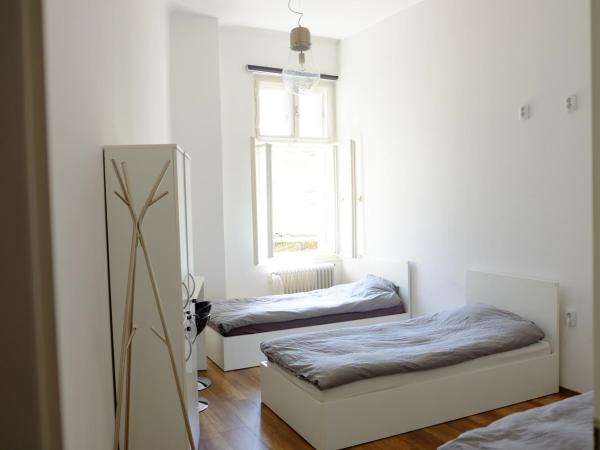 Love Croatia Hostel-Mir Guesthouse Zagreb : photo 7 de la chambre chambre triple avec salle de bains commune