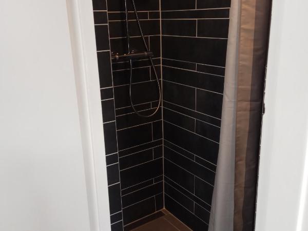 Hotel Bellington : photo 5 de la chambre petite chambre double avec salle de bains privative