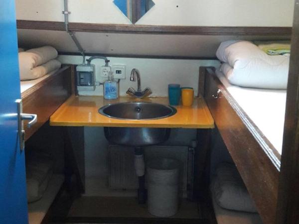 Intersail Hostel - Avontuur : photo 7 de la chambre chambre quadruple Économique avec salle de bains commune