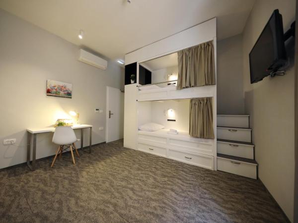 Downtown Boutique Hostel : photo 10 de la chambre chambre privée 5 lits avec salle de bains commune 