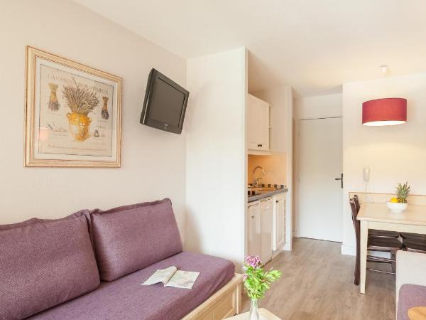 Résidence Pierre & Vacances La Pinède : photo 3 de la chambre studio avec coin nuit dans alcôve et terrasse ou balcon (4 personnes) - vue sur jardin
