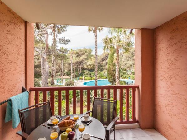 Résidence Pierre & Vacances La Pinède : photo 1 de la chambre studio avec coin nuit dans alcôve et terrasse ou balcon (4 personnes) - vue sur jardin