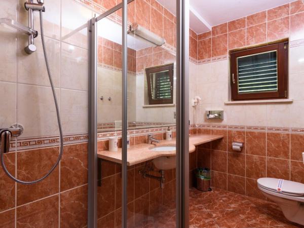 Apartment Villa Lavandula - Swimming pool view : photo 3 de la chambre appartement - vue sur jardin