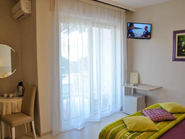 Hotel Villa Fiorita : photo 2 de la chambre chambre quadruple avec balcon et vue sur la mer