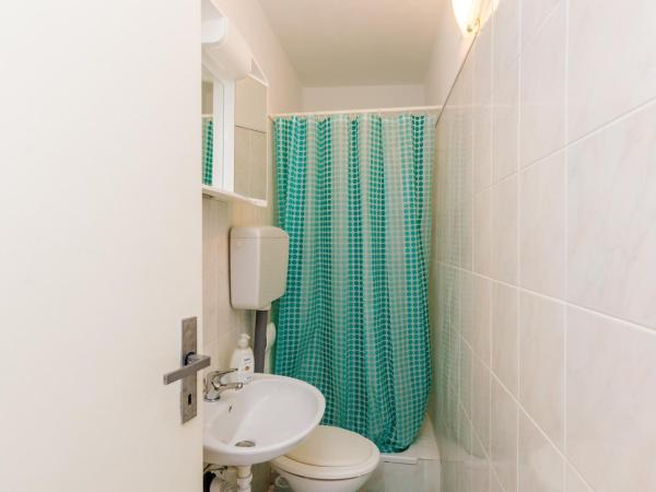 Rooms Nikola : photo 5 de la chambre chambre meublée simplement - terrasse et vue sur mer