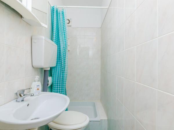 Rooms Nikola : photo 4 de la chambre chambre meublée simplement - terrasse et vue sur mer