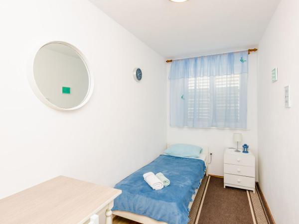 Rooms Nikola : photo 2 de la chambre chambre meublée simplement - terrasse et vue sur mer