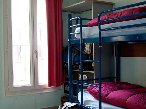 Auberge Internationale des Jeunes : photo 1 de la chambre lit dans dortoir mixte de 2 lits avec salle de bains commune