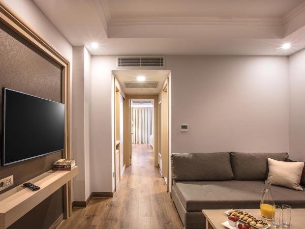 Korumar Ephesus Beach & Spa Resort - Ultra All Inclusive : photo 2 de la chambre chambre familiale - vue sur jardin