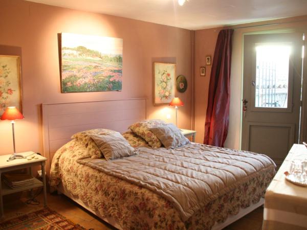 La Maison sur la Colline : photo 2 de la chambre chambre double supérieure - accès jardin