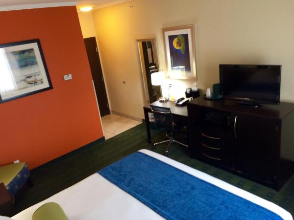 Cityview Inn & Suites Downtown /RiverCenter Area : photo 5 de la chambre chambre lit king-size