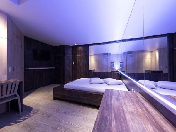 Snob Motel (Adult Only) : photo 2 de la chambre suite avec jacuzzi