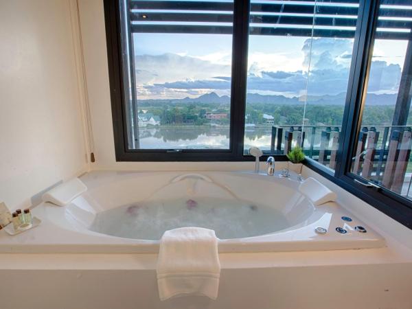 Natee The Riverfront Hotel Kanchanaburi : photo 7 de la chambre chambre double ou lits jumeaux deluxe - vue sur rivière