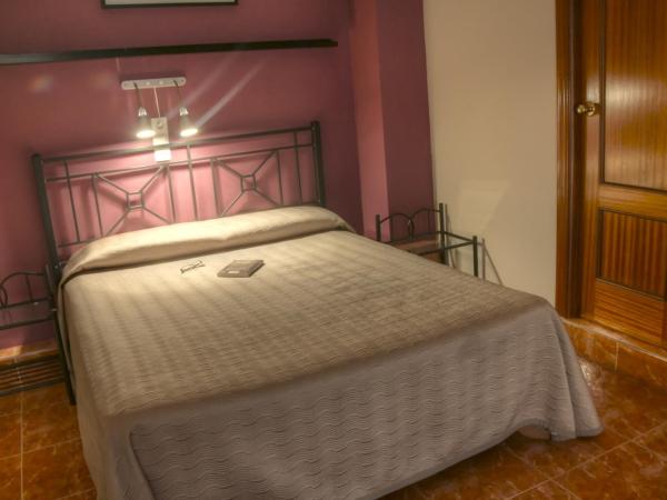 Hostal Jentoft : photo 1 de la chambre chambre standard lit queen-size